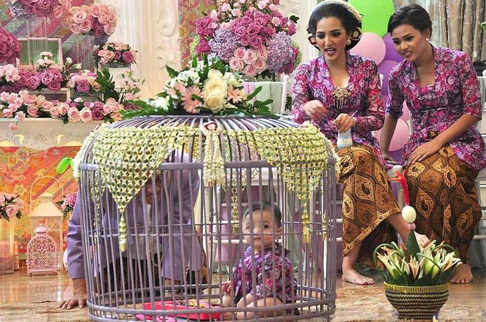 Upacara Tedhak Siten, Tradisi Jawa Tengah Agar Anak Sukses di Masa Depan -  Sonora.id